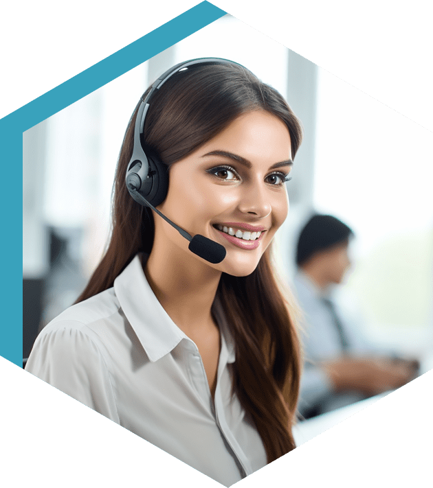 isa-inmigracion-mujer-sonriendo-con-unos-auriculares-puestos